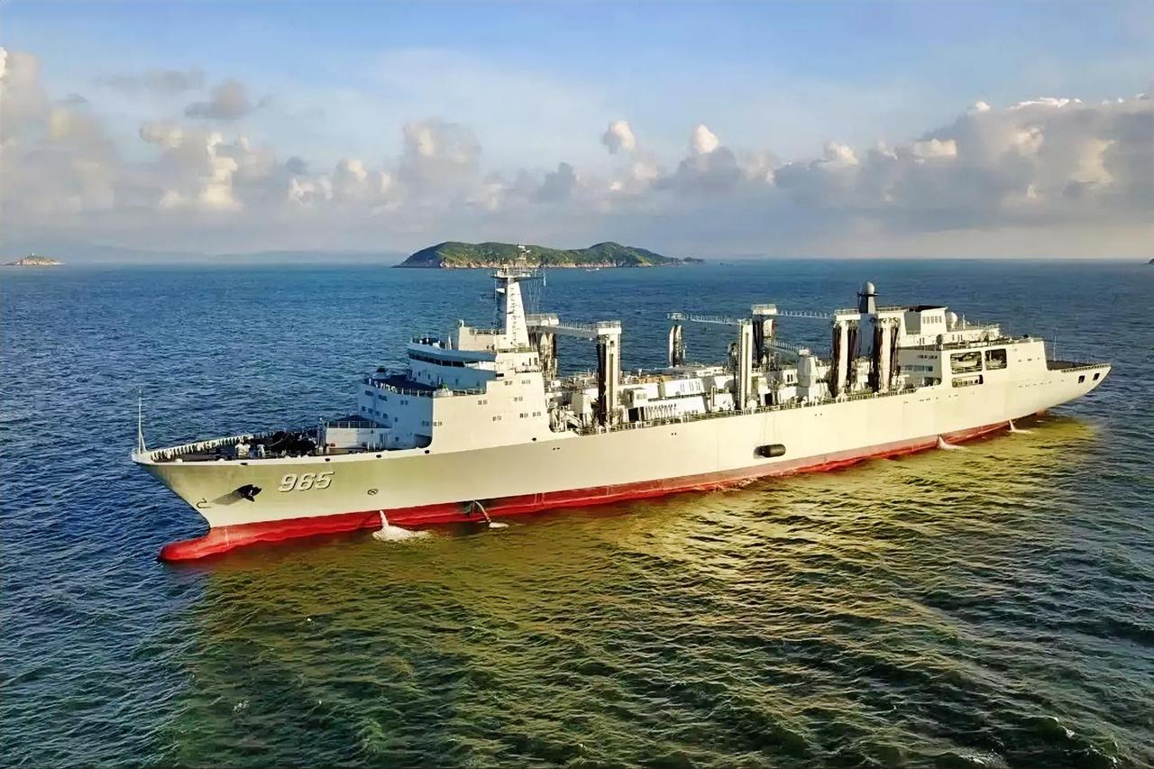 中国目前在役的各型补给舰一共17艘，排水量总吨位超过了43万吨。统计仅包含已经正