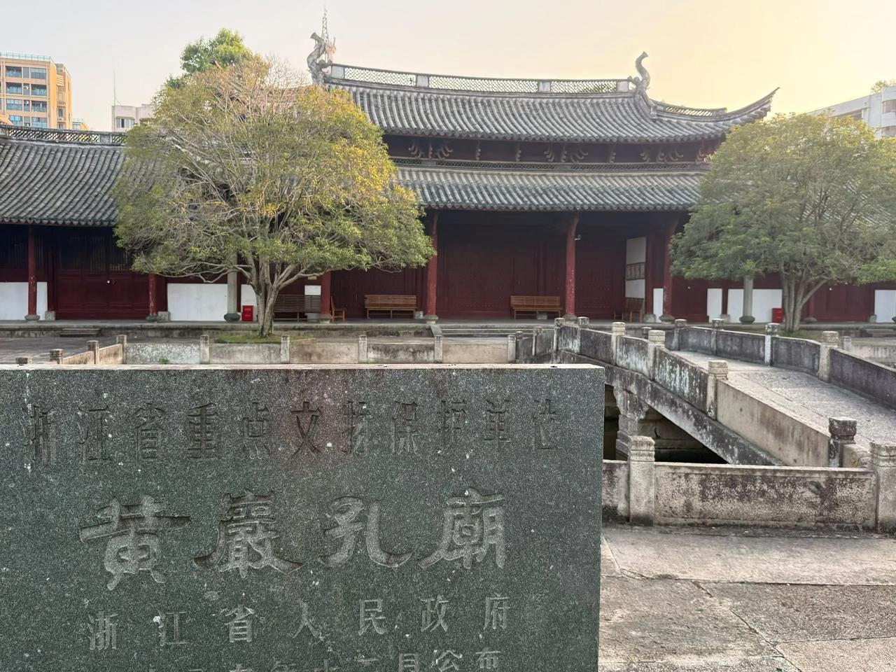 家园回眸：市中心的孔庙----民国时就成了黄岩师范，尔后又有体委。白天书声琅琅夹