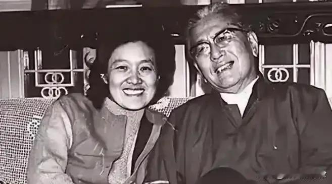 外交巨匠乔冠华的遗愿：魂归故里遭拒，挚友一句“我来守墓”暖哭世人
 
1984年
