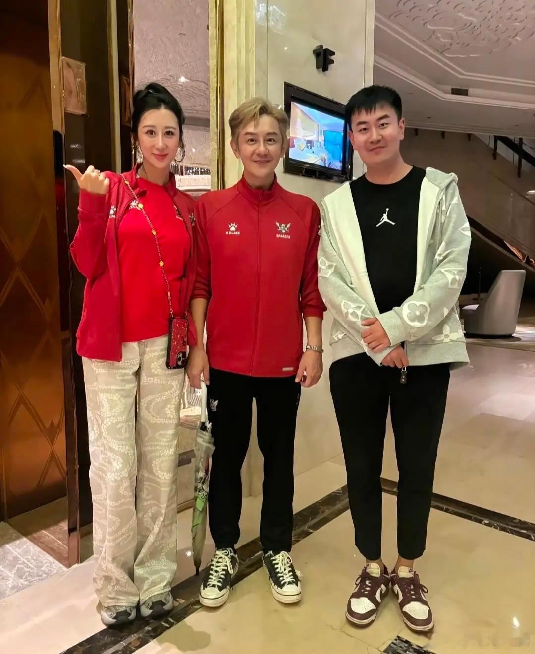 56岁陈浩民和老婆蒋丽莎入住一家豪华酒店，他这次露面状态非常差，整个人瘦到脱相，