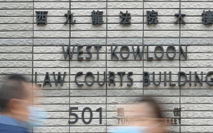 香港环署助理小贩管理主任涉嫌于今年5月在旺角地铁站偷拍两名女子，被控两项非法拍摄