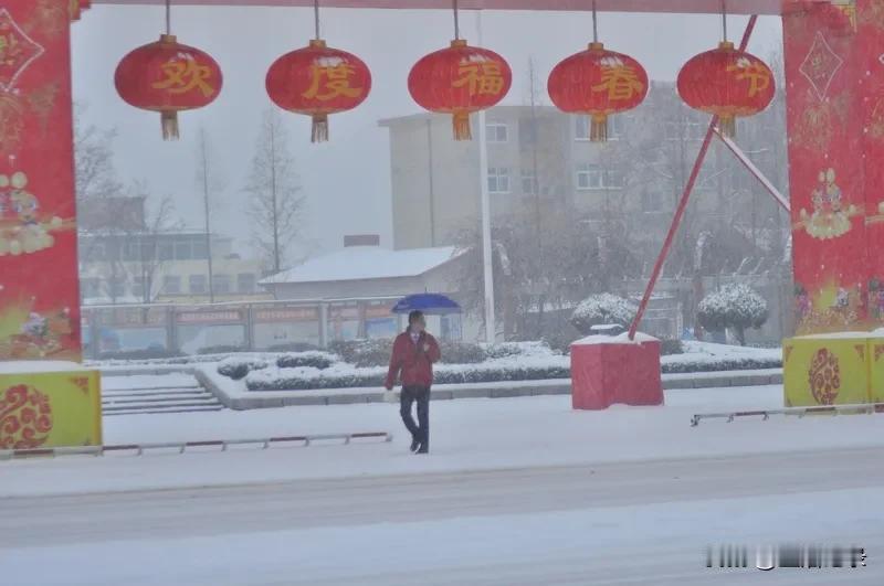 过年是个充满喜气的时刻，早晨的祝福就像那第一缕阳光，温暖又美好。
祝福不必很华丽