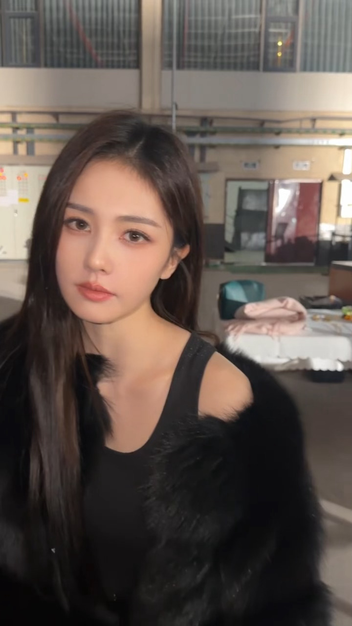 白鹿所有合同都拿丞磊送的笔签金鹤龙发的白鹿，新妆造好漂亮 