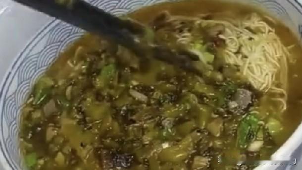 我百分之百放了，牛肉面里没见肉？顾客要求店员给找出来。

据视频11月28日报道