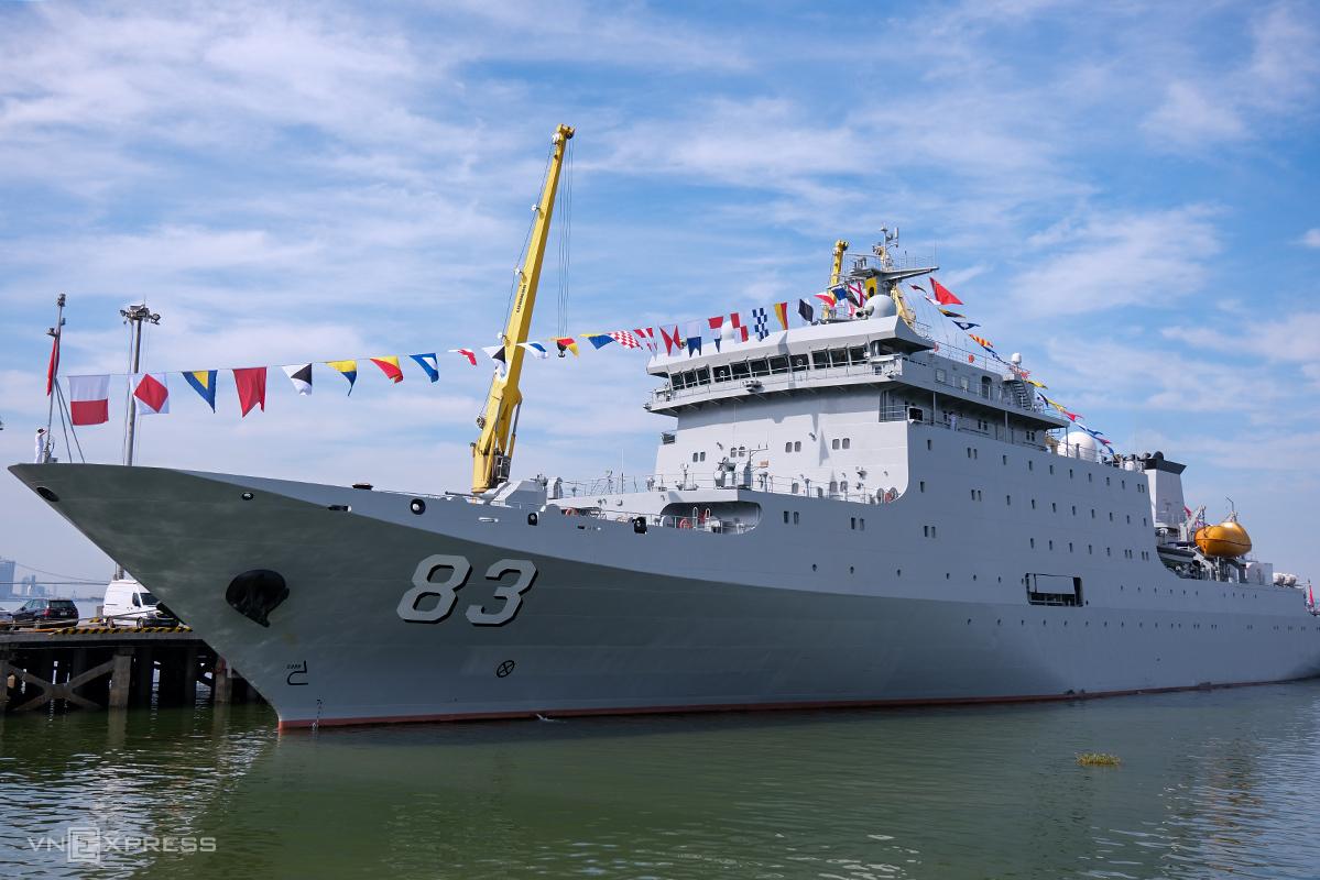 中国海军舰艇访问岘港
5月23日上午，中国最现代化的训练舰停靠岘港天沙港，开始对