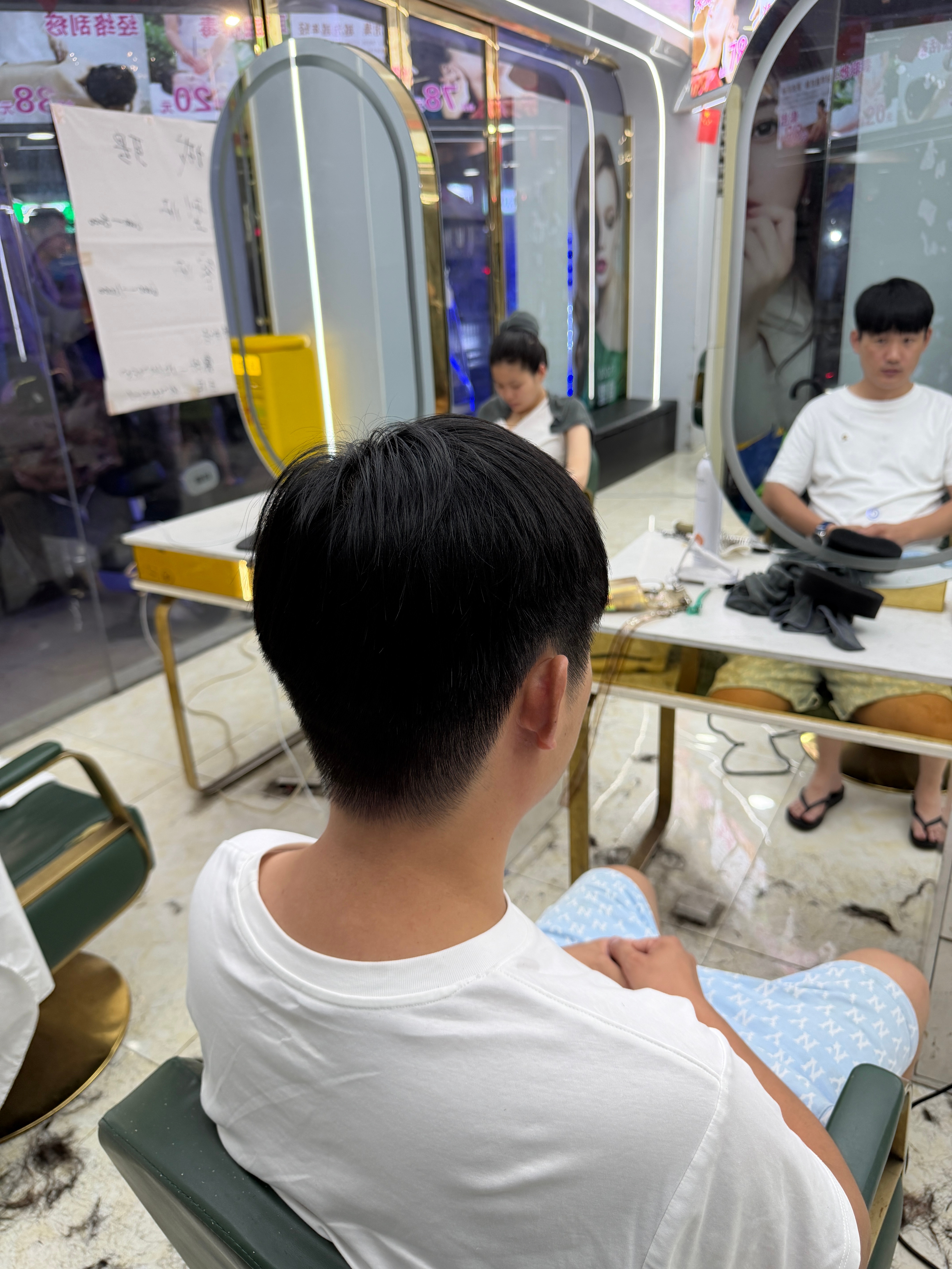 抑郁了，我这锅盖发型还能再抢救一下吗[哼] ​​​