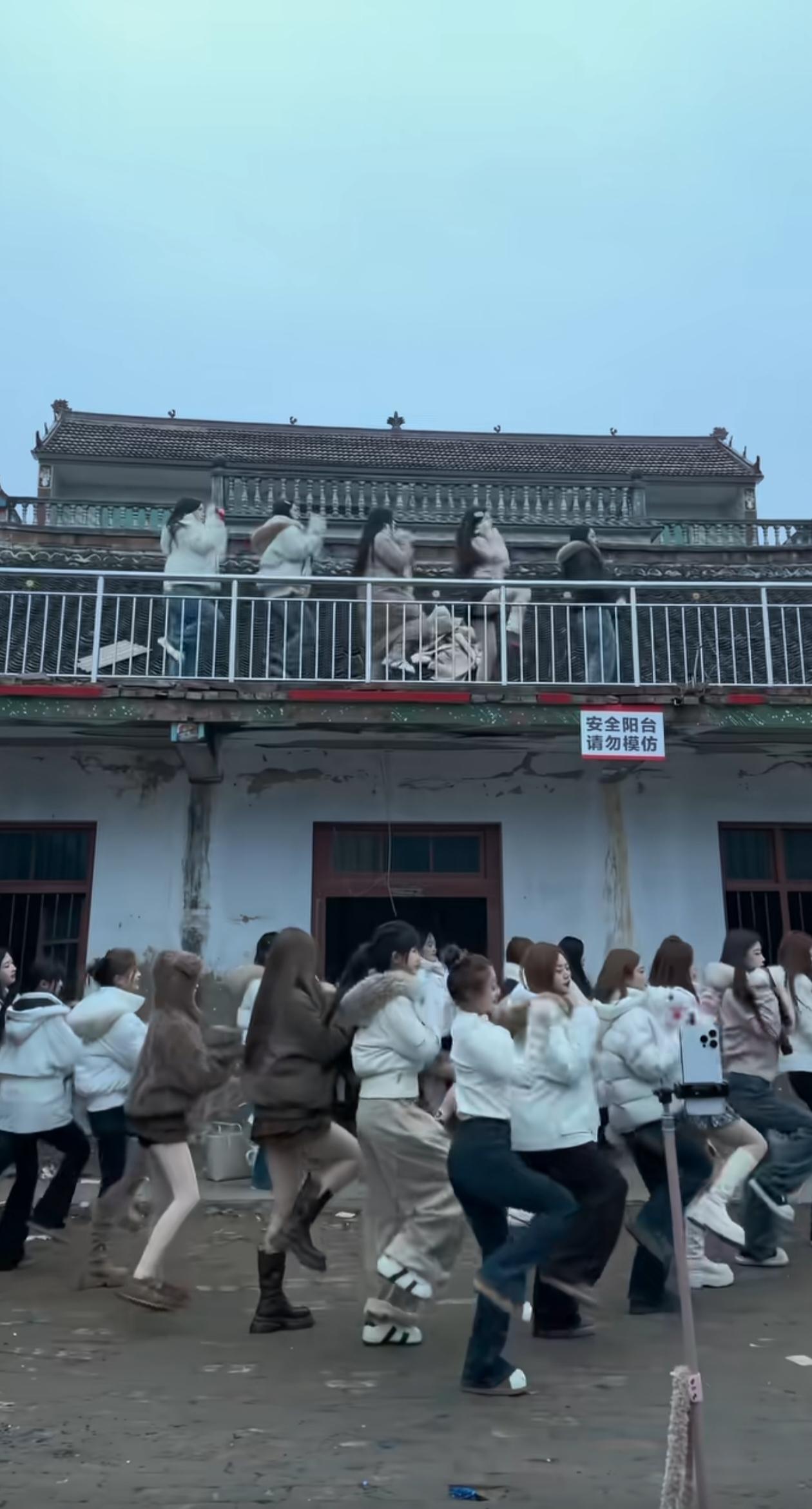 一群美女一天围着手机直播作为上班正常吗？这样的画面随处可见，人群挺多，可谓“正常