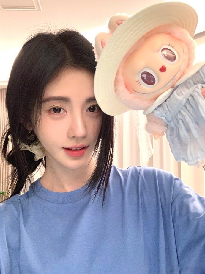 鞠婧祎蓝衣look  鞠婧祎慵懒扎发live 蓝衣+慵懒扎发的鞠婧祎，像是一阵清