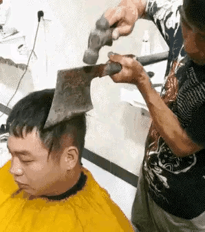 现在还有这样理发 ，
这是什么操作，
这也不像理发工具，
这不是乱来啊。理发 理
