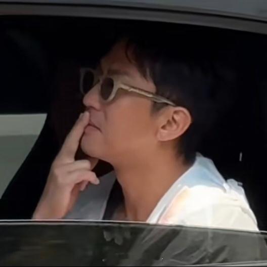 邓超军训粉丝邓超比粉丝还享受饭撒哈哈哈哈哈 有人觉得这种军训式互动很搞笑，有人说