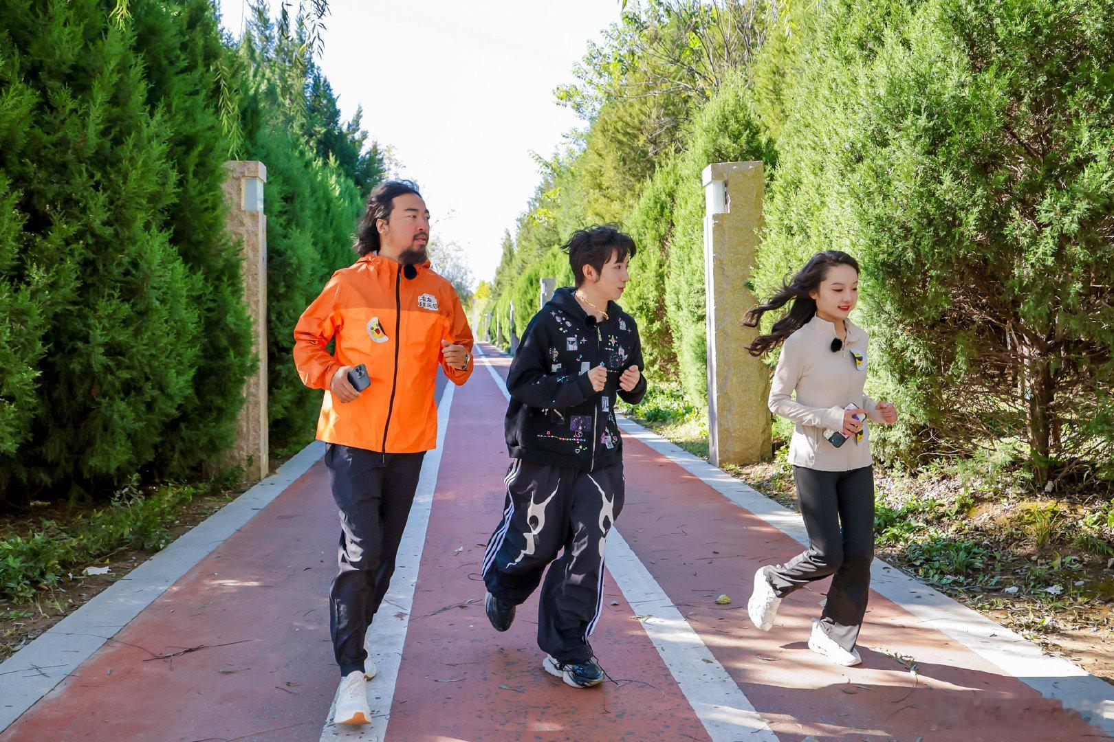 没有峰哥玩不转的运动 想让慢跑效果翻倍？峰哥有妙招！他精心揭秘慢跑隐藏技巧，让你