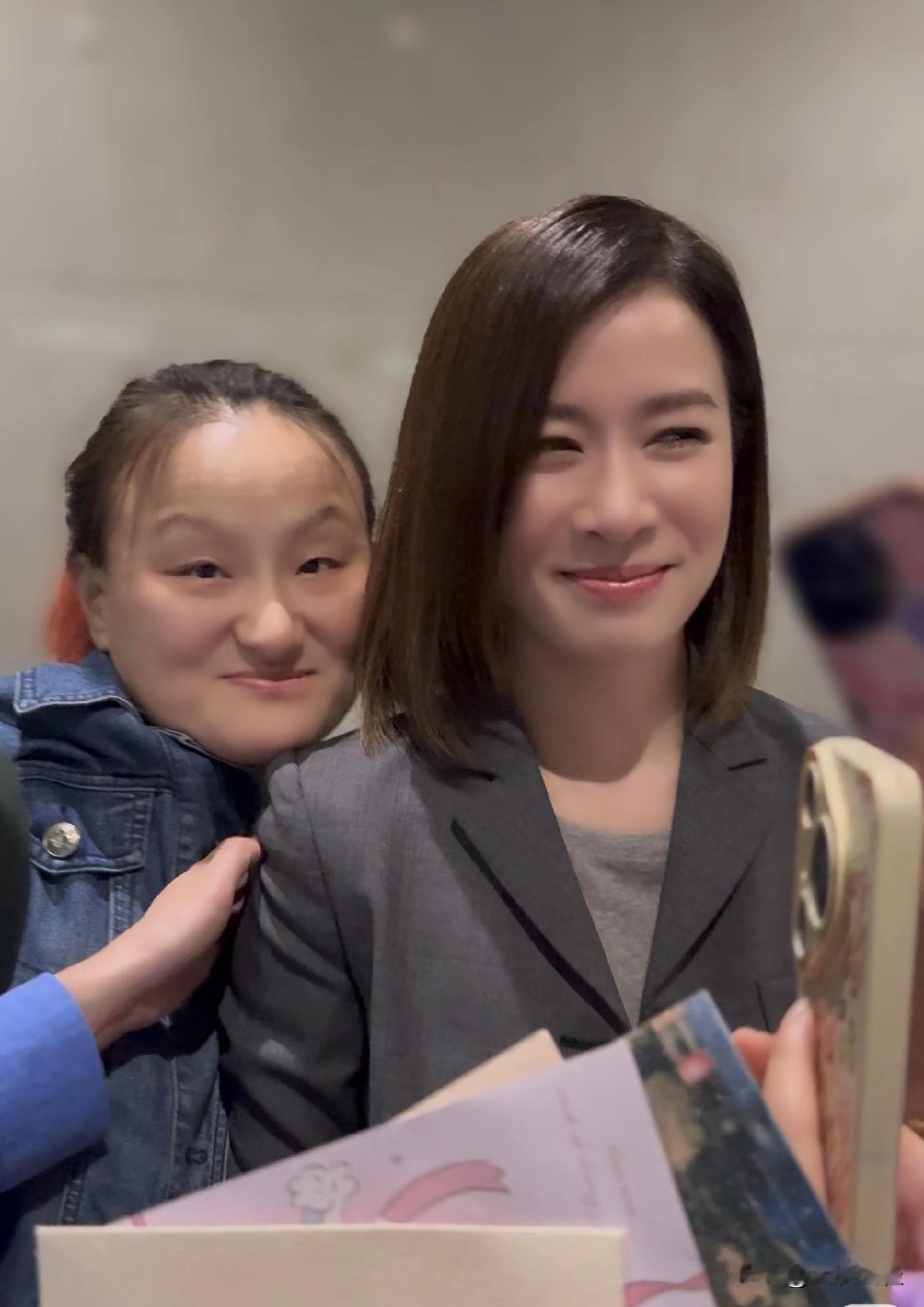 佘诗曼估计要被这些记者气到吐血了。她怎么也没想到，自己的老搭档许绍雄才去世几天，