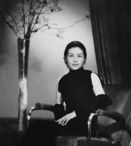 1935年，一妓女恳求37岁张伯驹：“带我走吧！我还是清白之身！”张伯驹递给老鸨