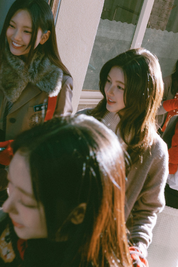 【NewJeans】我们好不容易，我们身不由己。我怕时间太快，不够将你看仔细。 