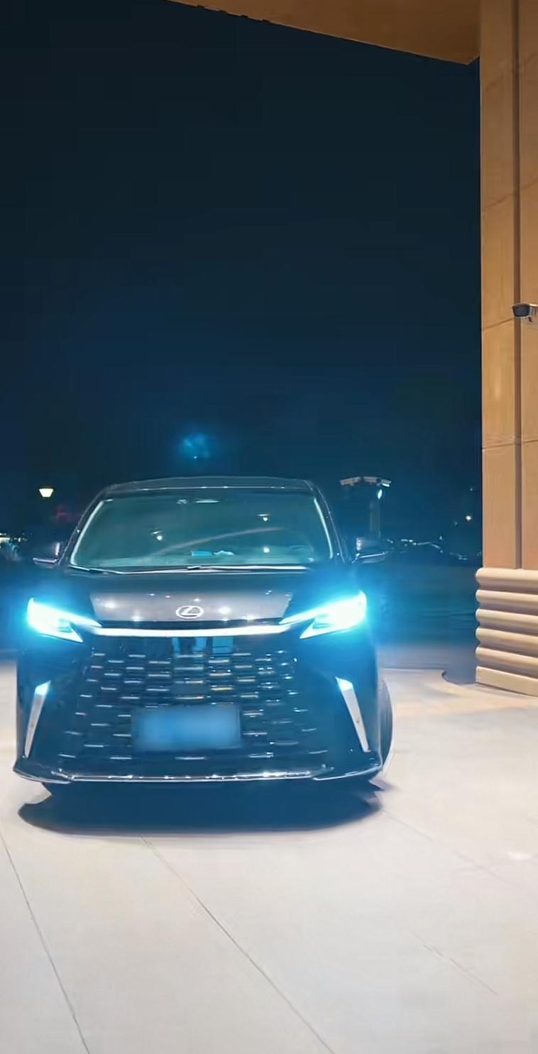 北京坤哥，大变样了，如今出场风格完全不一样，近期突然现身上海。视频画面里，变化真