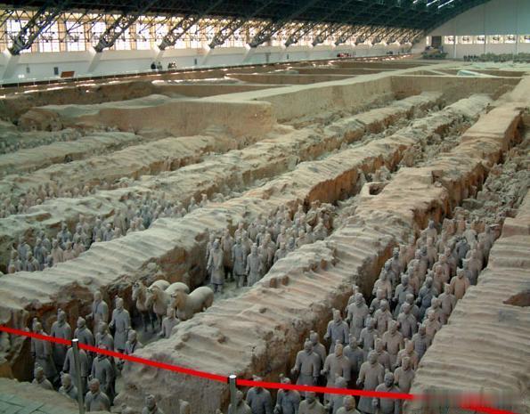 【秦始皇兵马俑博物馆】秦始皇兵马俑博物馆坐落在距西安37千米的临潼区东，南倚骊山