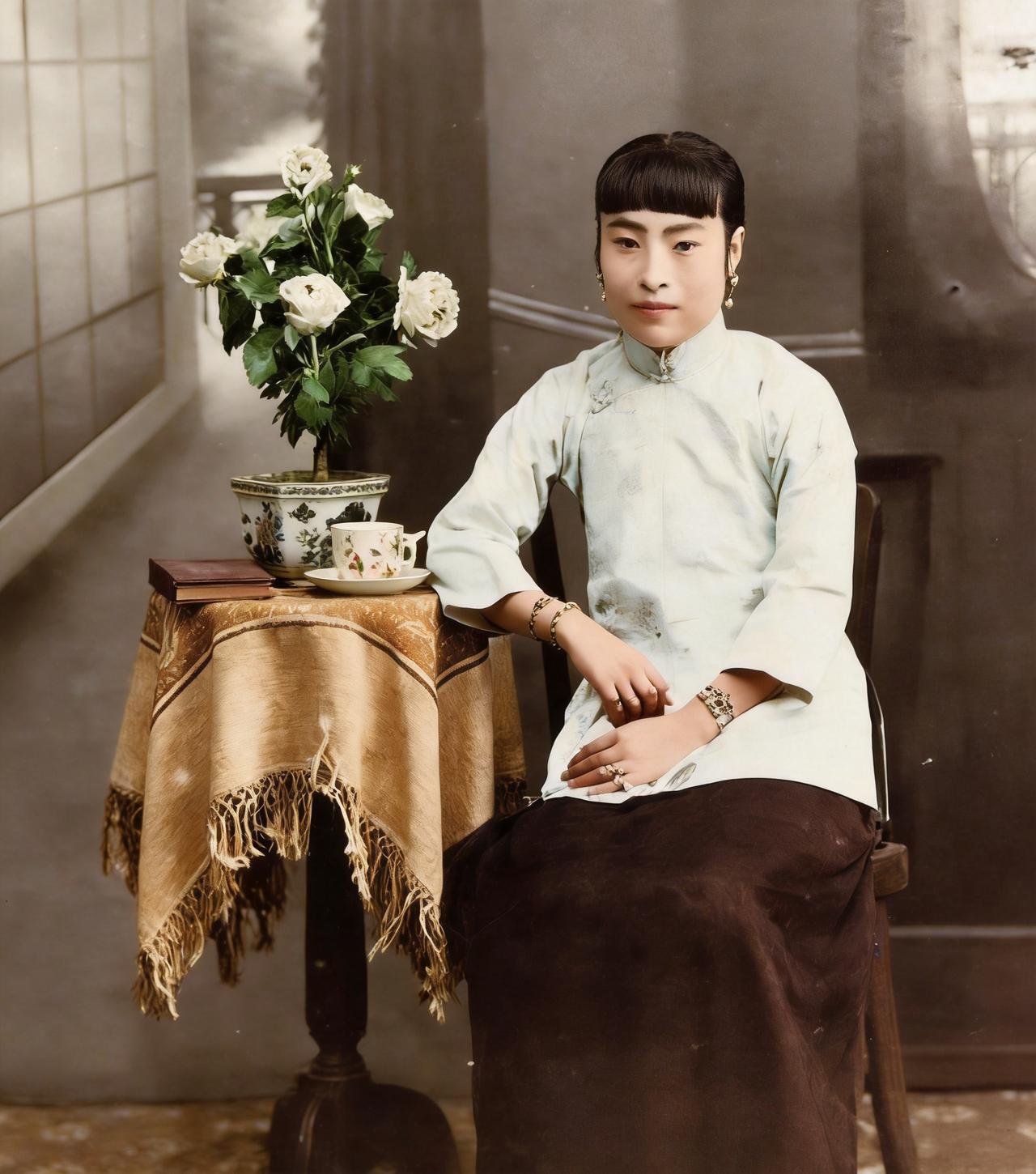 这位温婉端庄、颜值很高的女子正是是中国第一位现代戏女演员刘喜奎。她自幼拜师学艺，