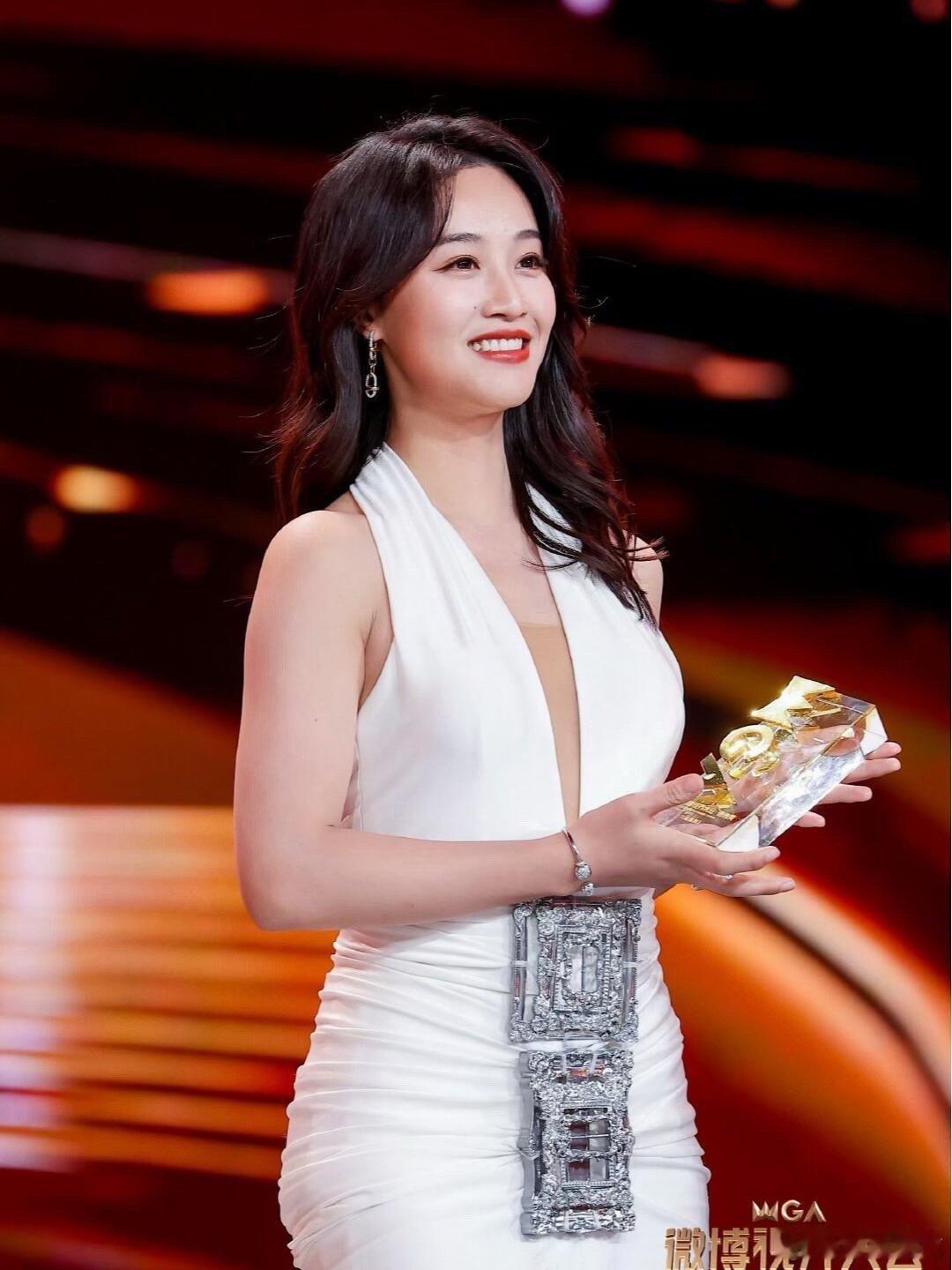 蔡文静蓝盈莹美的很巧合白的很闪耀 美女贴贴太治愈！蔡文静温婉灵动，蓝盈莹大气舒展