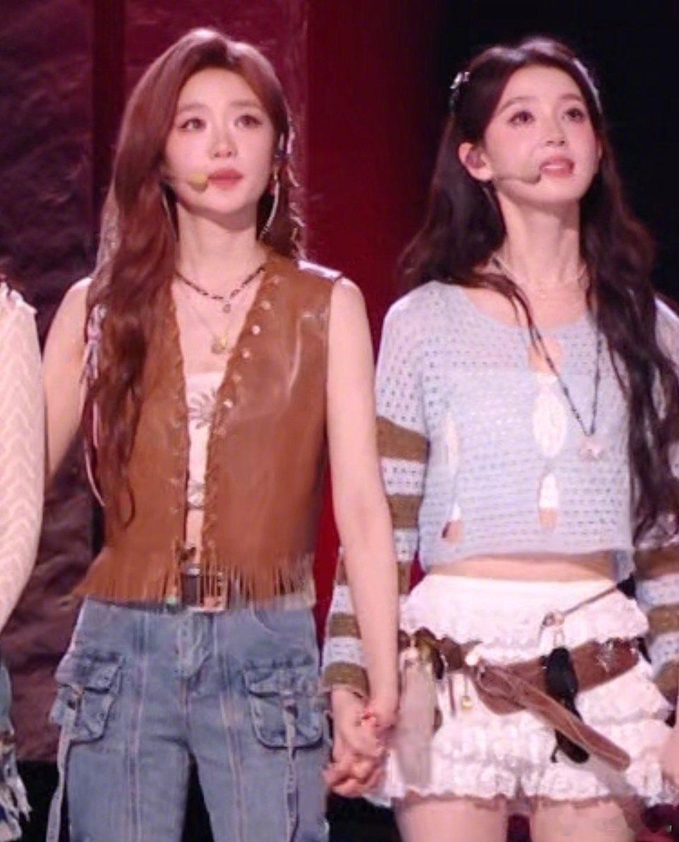 浪姐二公直播 张月陈瑶这个牵手摸头好萌