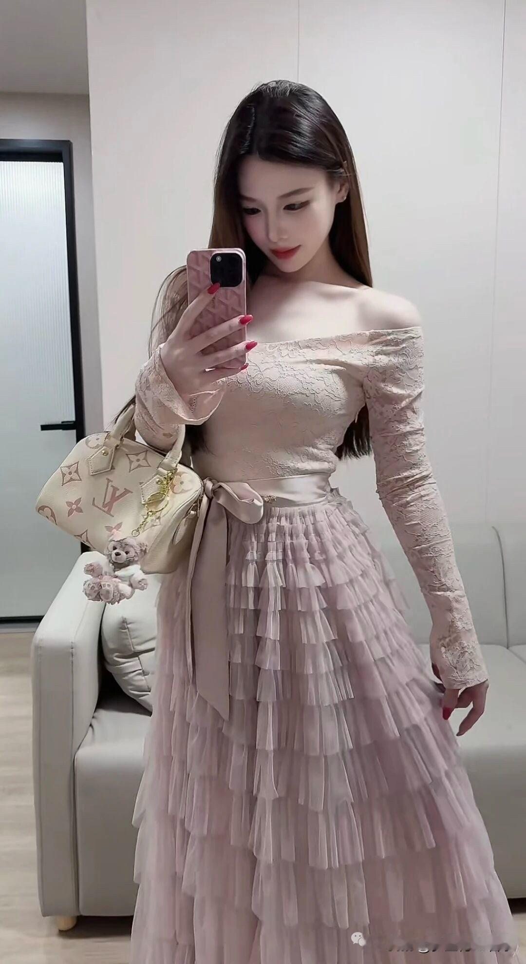 好温柔的粉色长裙呀~温柔穿搭  粉色穿搭  早秋穿搭  慵懒感  淑女  辣妹