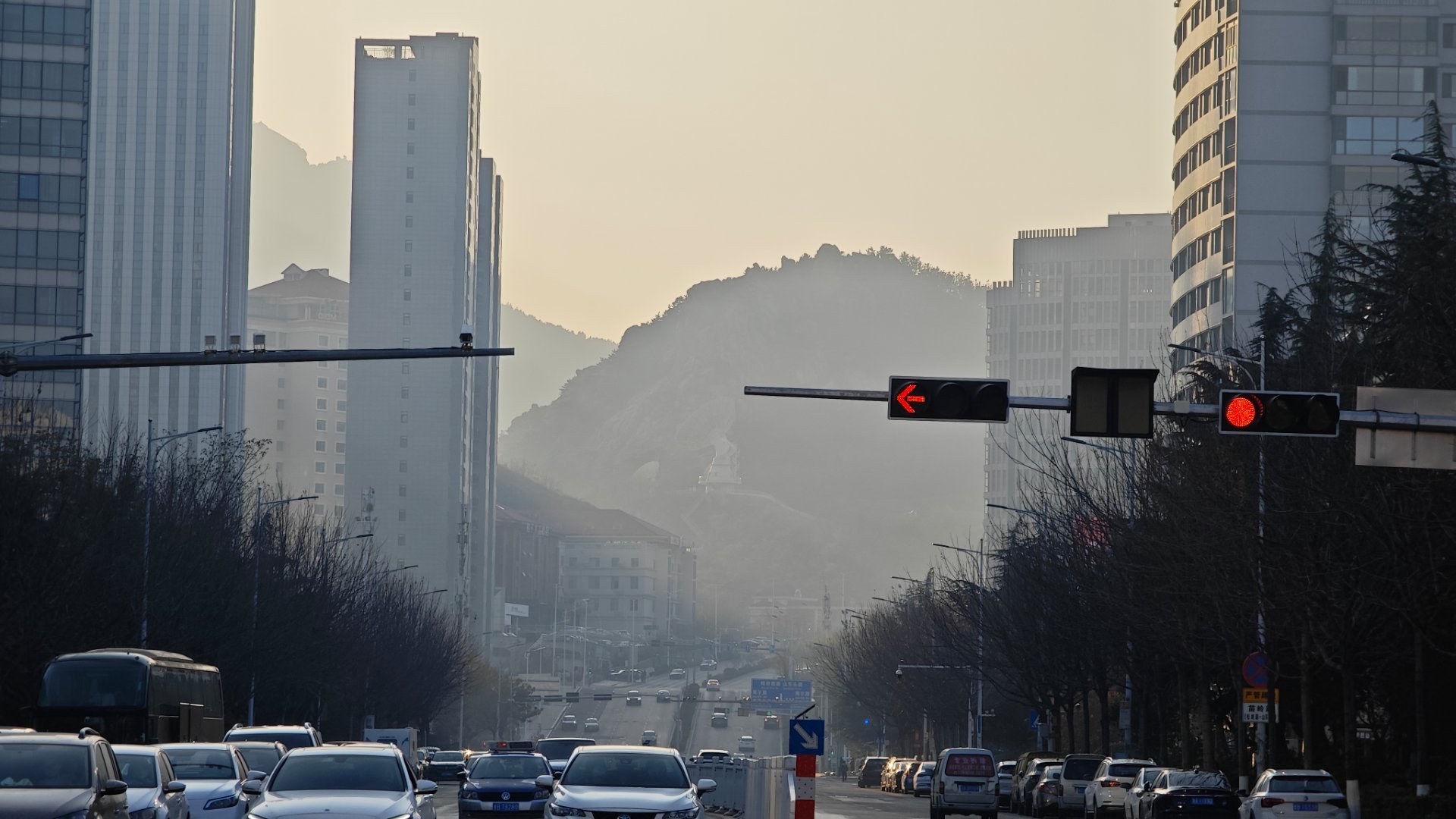 有山的城市多一份层次感第一次来青岛是2007年，喝了琅琊台，嗓子很感动。后来又来