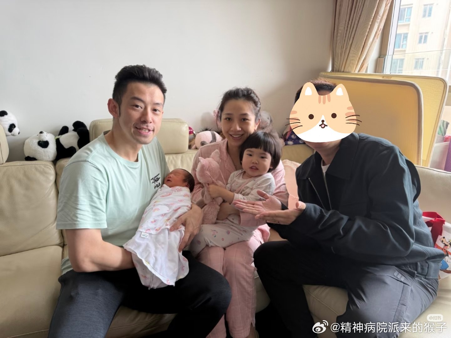 友人探望大圣家刚出生的宝宝，分享了合影👶🏻cr·都叫我小孟 