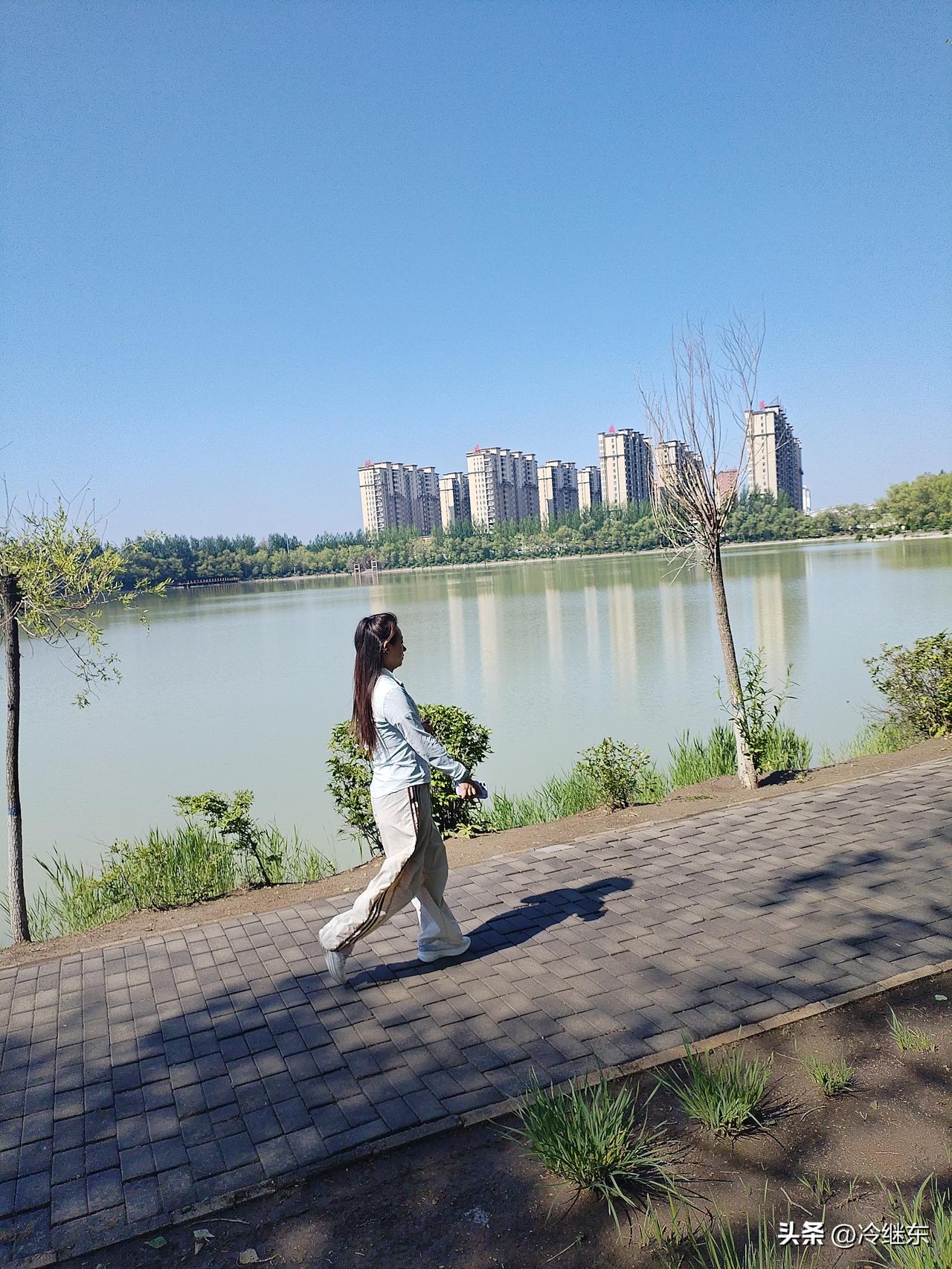 影碧湖
湖水如玉影琼楼，
鹭鸥掠过歇苇头。
蛙鼓虫鸣喧堤岸，
请续句……
（天籁