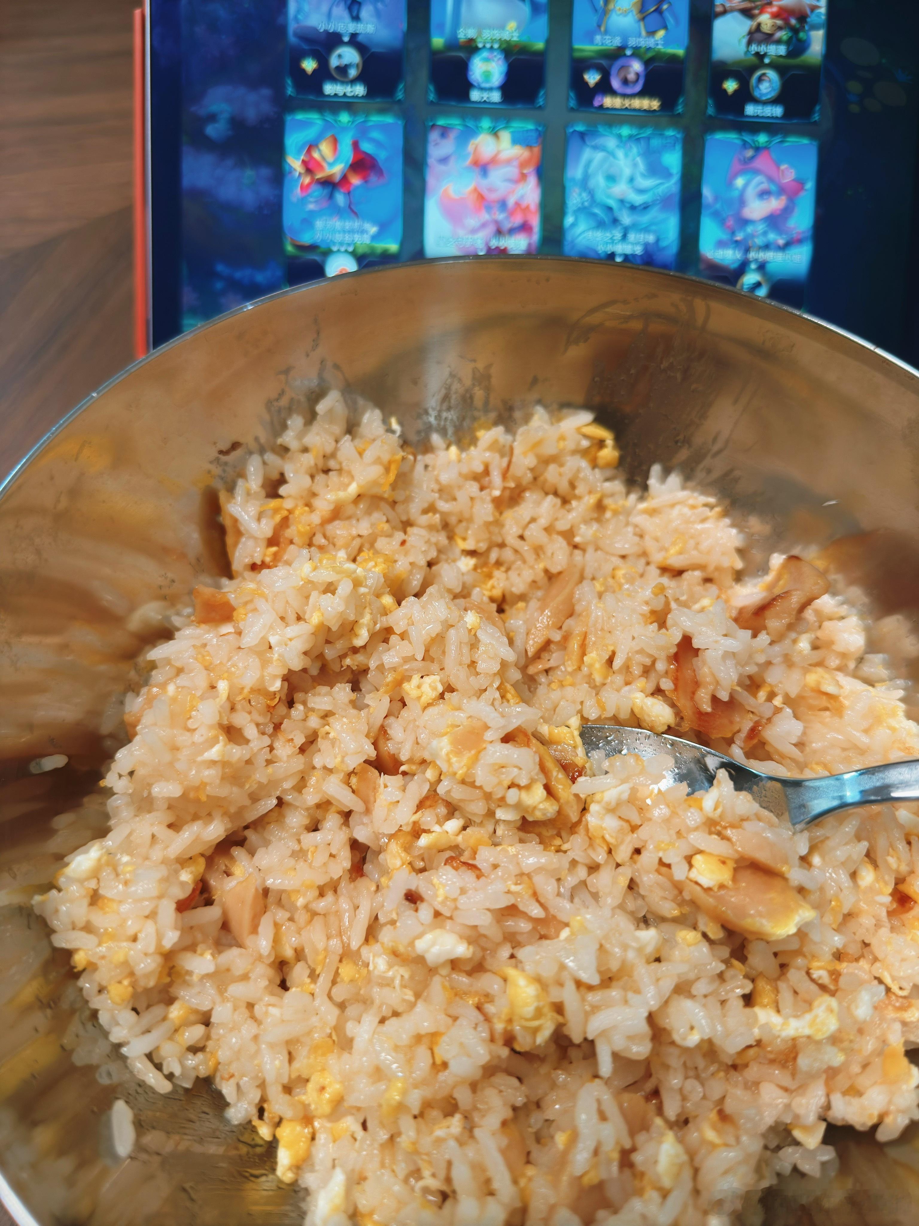 肚子饿了就老老实实吃饭[可爱]不要乱吃一堆东西最后还是要吃饭[可爱][可爱][可