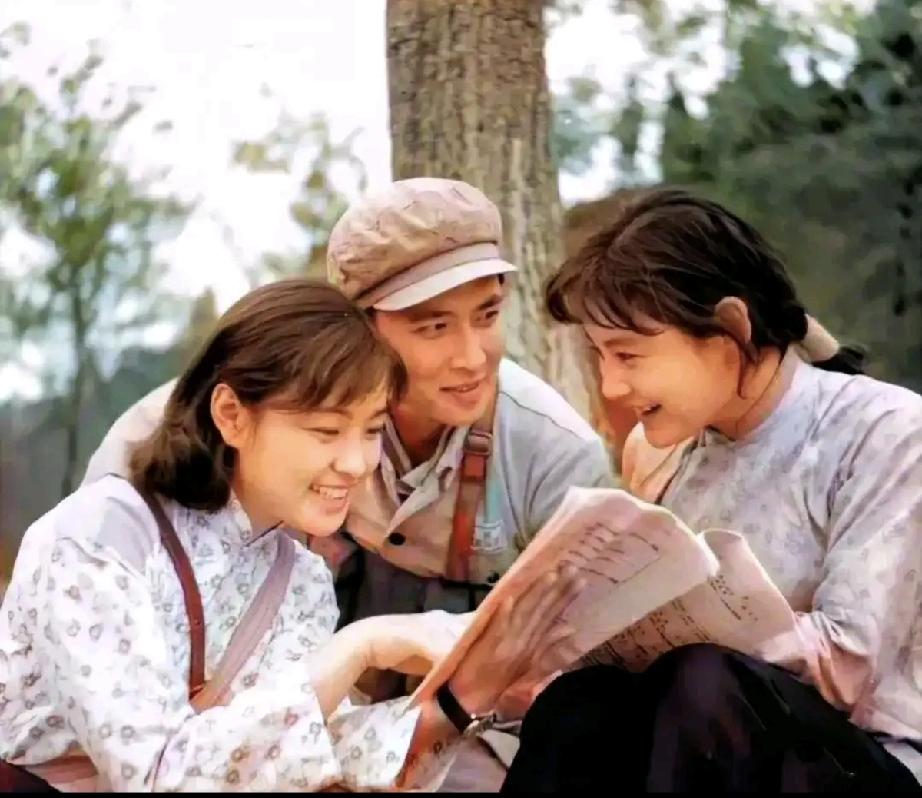 电影《小花》中的三位主角刘晓庆、陈冲、唐国强再度同框。
当年的他们曾经闪闪发过光
