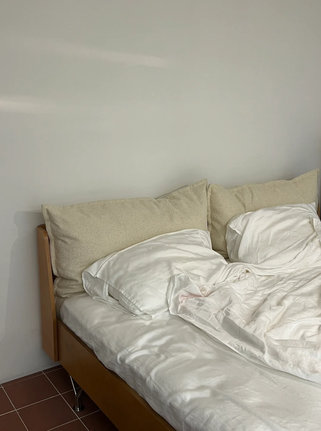 在试的床头软包