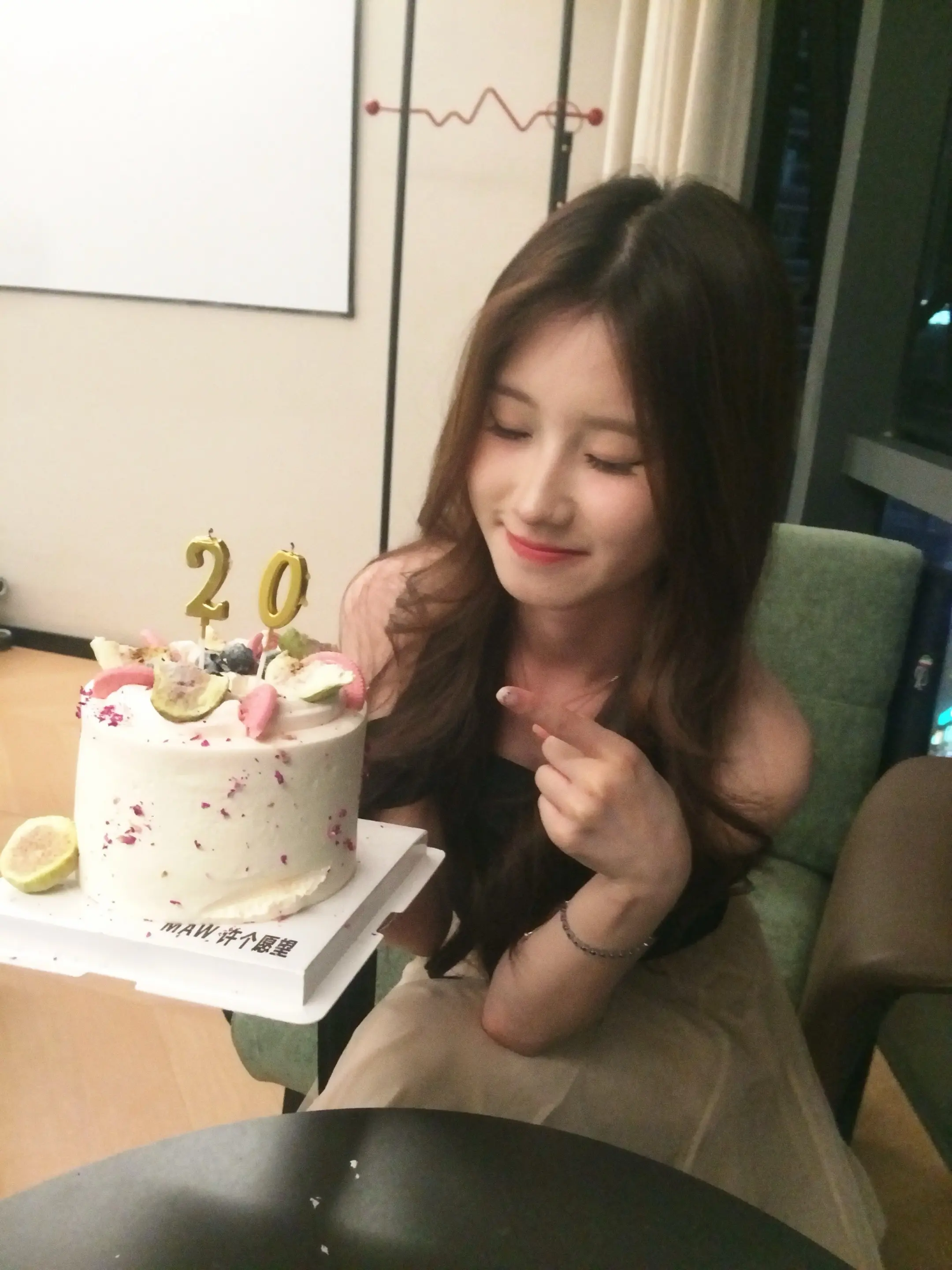 20岁 成年人里的未成年 我最好的十年才刚刚开始 将好好装饰这个时期.