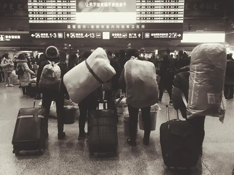 春运，着实有些“劳民伤财”。虽说它“巩固”了我们的传统文化，但造成的损失着实不少