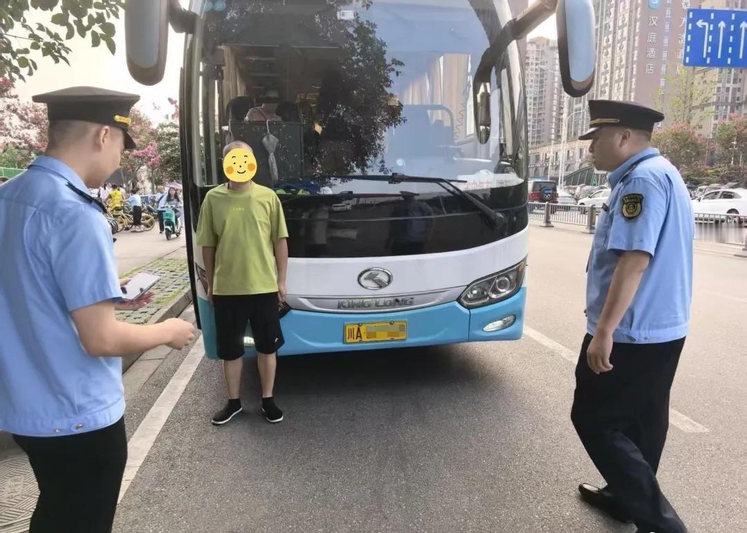 【错时巡查“不误工”，柔性执法“有温度”】温江播报近日，区交通局开展错时客运打非