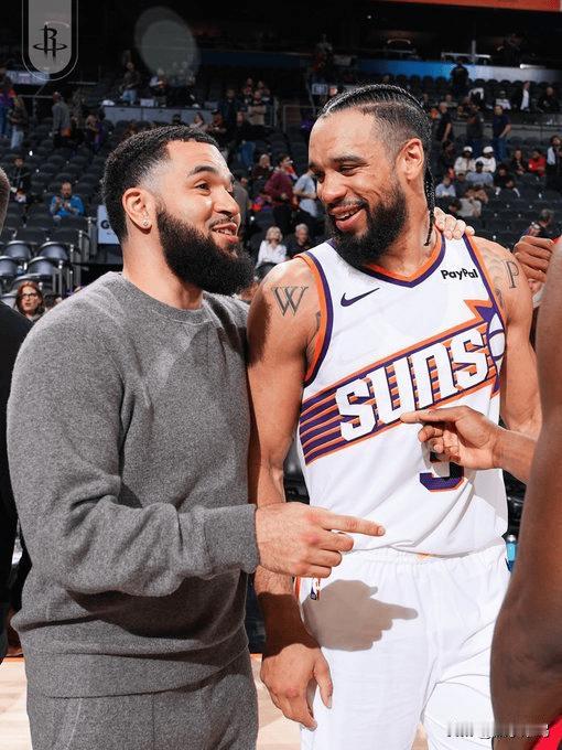 狄龙布鲁克斯和范弗利特第一好，交谈甚欢还是如初，快回火箭吧



狄龙布鲁克斯再