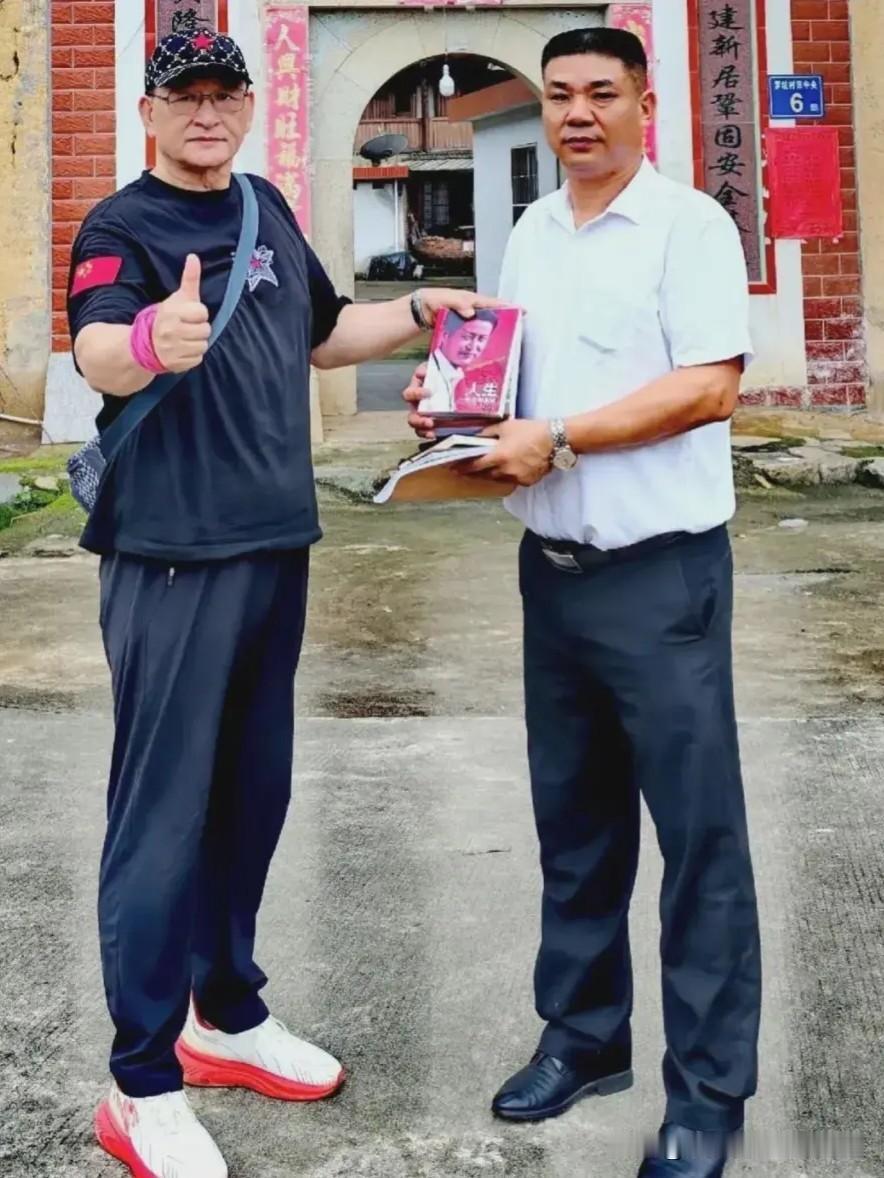 庄宇珊的父亲庄连发，是福建漳州南靖罗坑村党支部书记，今年48岁，身高1.85米。