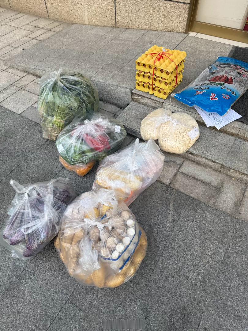 附近有家月子中心，每天早晨配送的肉菜就摆在门口，等月子中心的厨师上班再拿进去。我