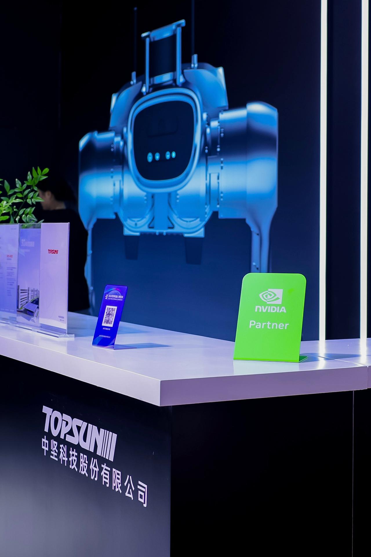 NVIDIA Isaac Lab 平台，运用深度强化学习进行仿真训练，大大提升了