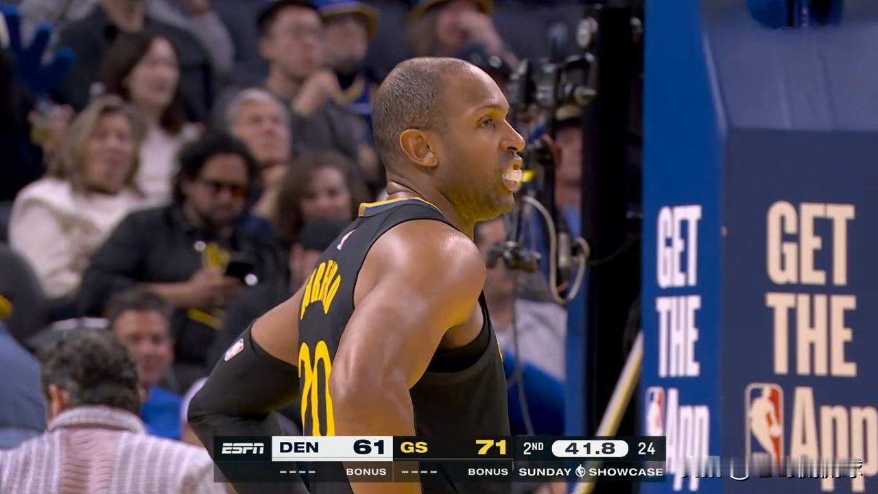 勇士老将霍福德真是让人热泪盈眶！在今天进行的勇士和掘金的比赛中，目前两队的上半场