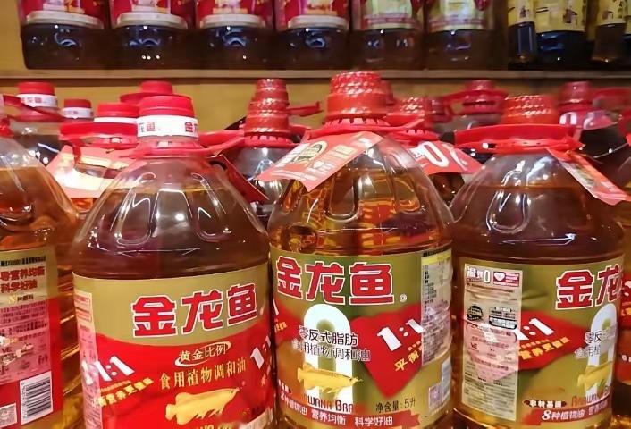 爆炸性消息，金龙鱼 “完” 了。
​今天去超市买东西，发现大伙在买食用油和米面时