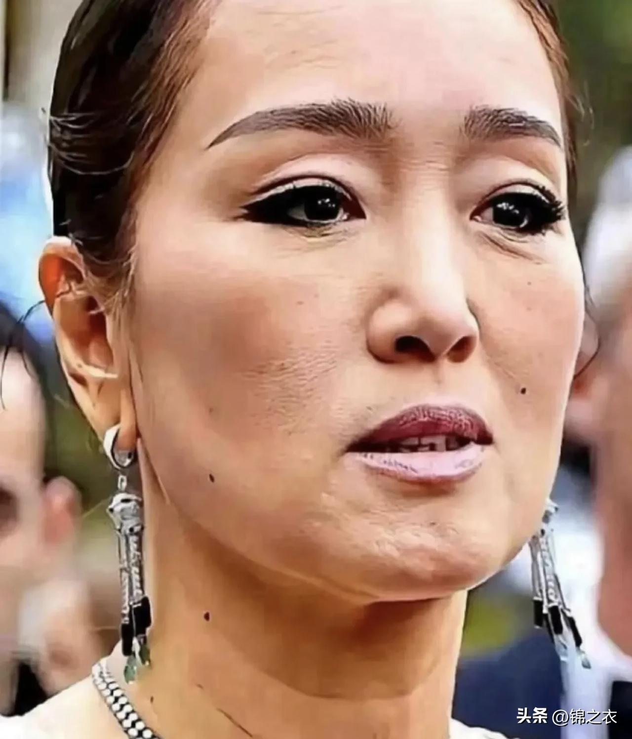 巩俐的这一张原相机生图，实在是没眼看 ，我感觉应该不是真的吧。

因为巩俐的状态