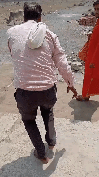 这就是号称世界最大的民主国家？低种姓见了高种姓还得跪下磕头，以示尊重。