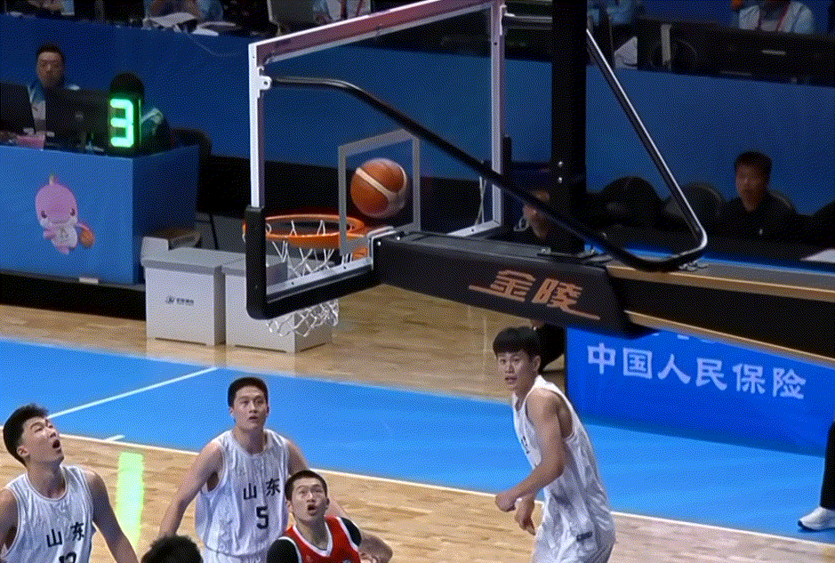 欣赏一波何文炜1v4怒抢前场板，真的很像徐杰，这球可以说是比赛转折点了，焦灼阶段