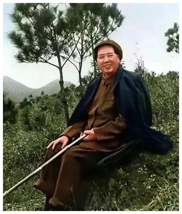 《伟人情怀》
伟人情怀最基层，
视察调研重民生。
不辞辛劳攀山巅，
乐谋华夏新征
