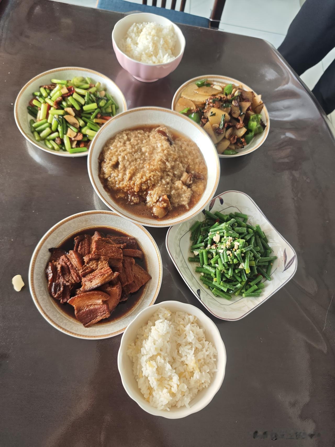 两个人的午饭，星期天我自己动手，丰衣足食。虽然品相没有老婆做的好，可是也是我的一