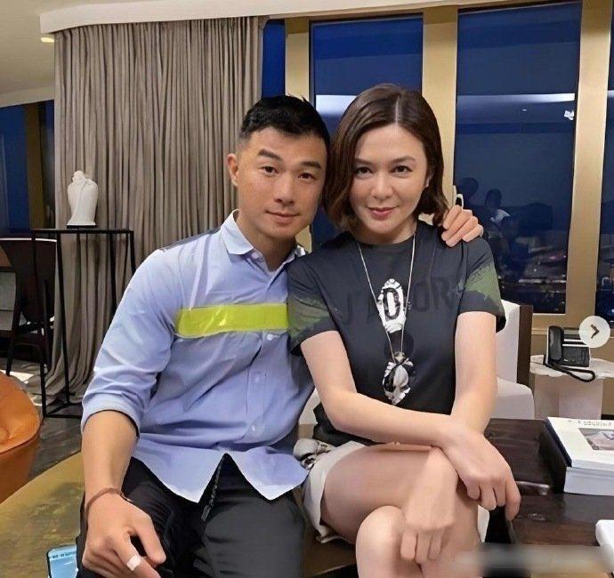 这是关之琳的模特男友，小伙子27岁，关之琳62岁，两人相差35岁。