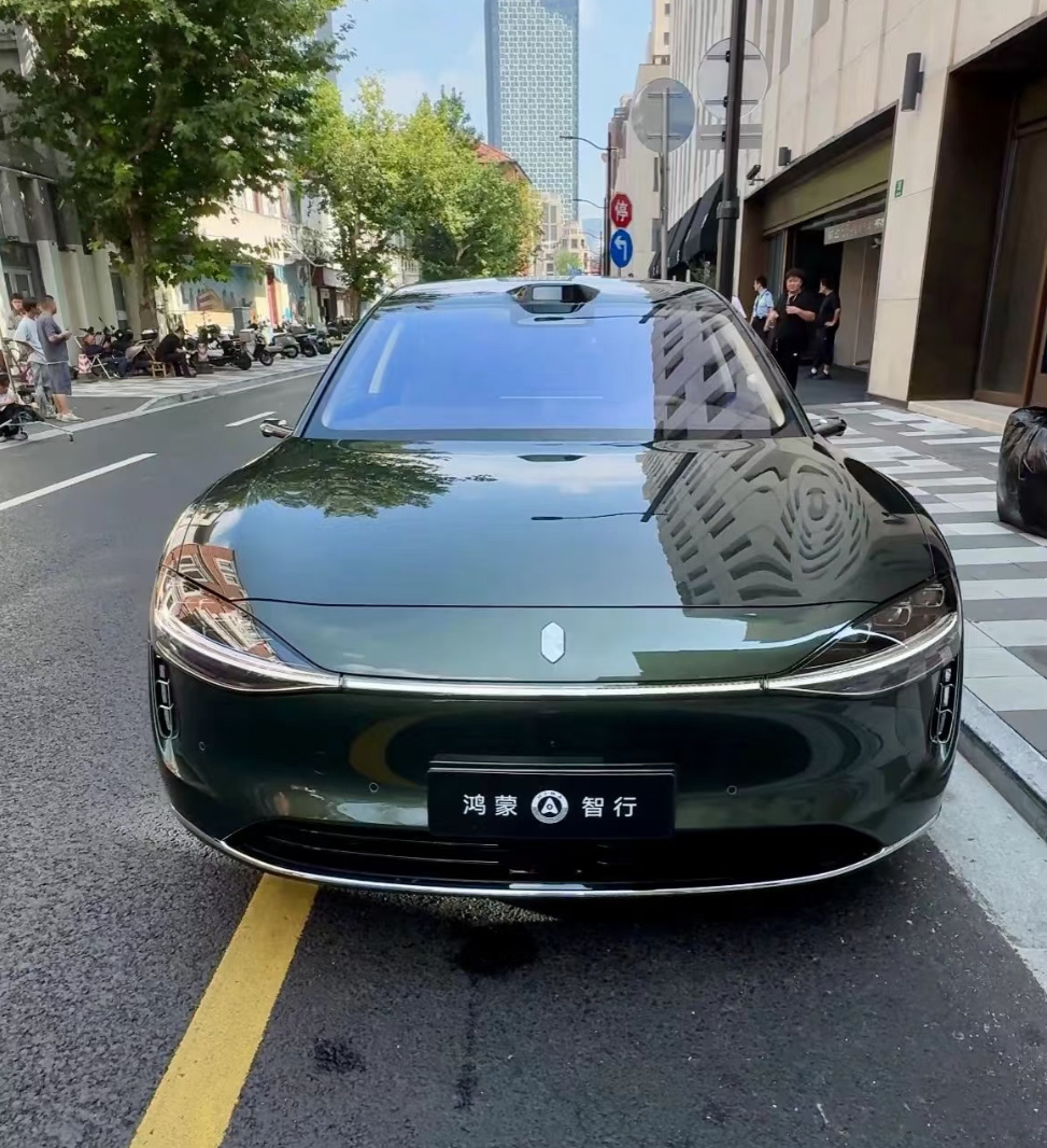 享界S9T最新实拍，好像是在上海拍片。 ​​​