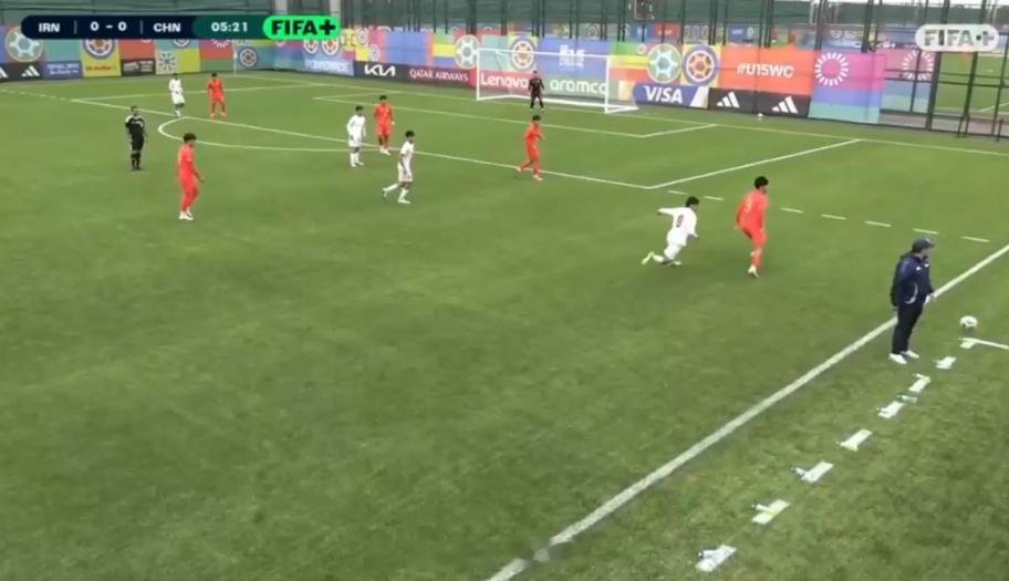 中国队上来就扑了一个点球，小场地，踢着玩还行，FIFA搞这个也是交流，互相认识切