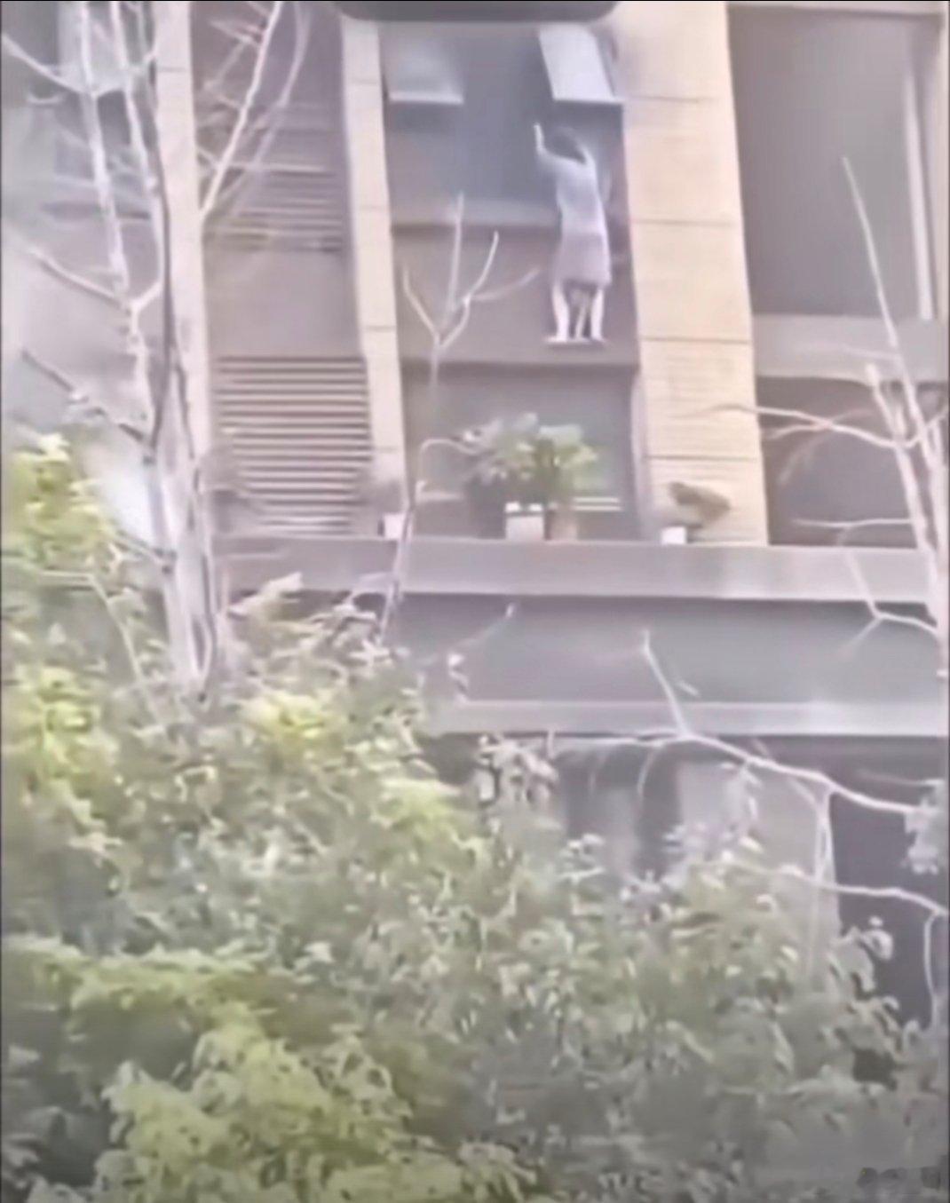 连云港母女绝境之下，妈妈拼尽全力护住小孩，坚持了很久还是发生意外，希望母女能够挺