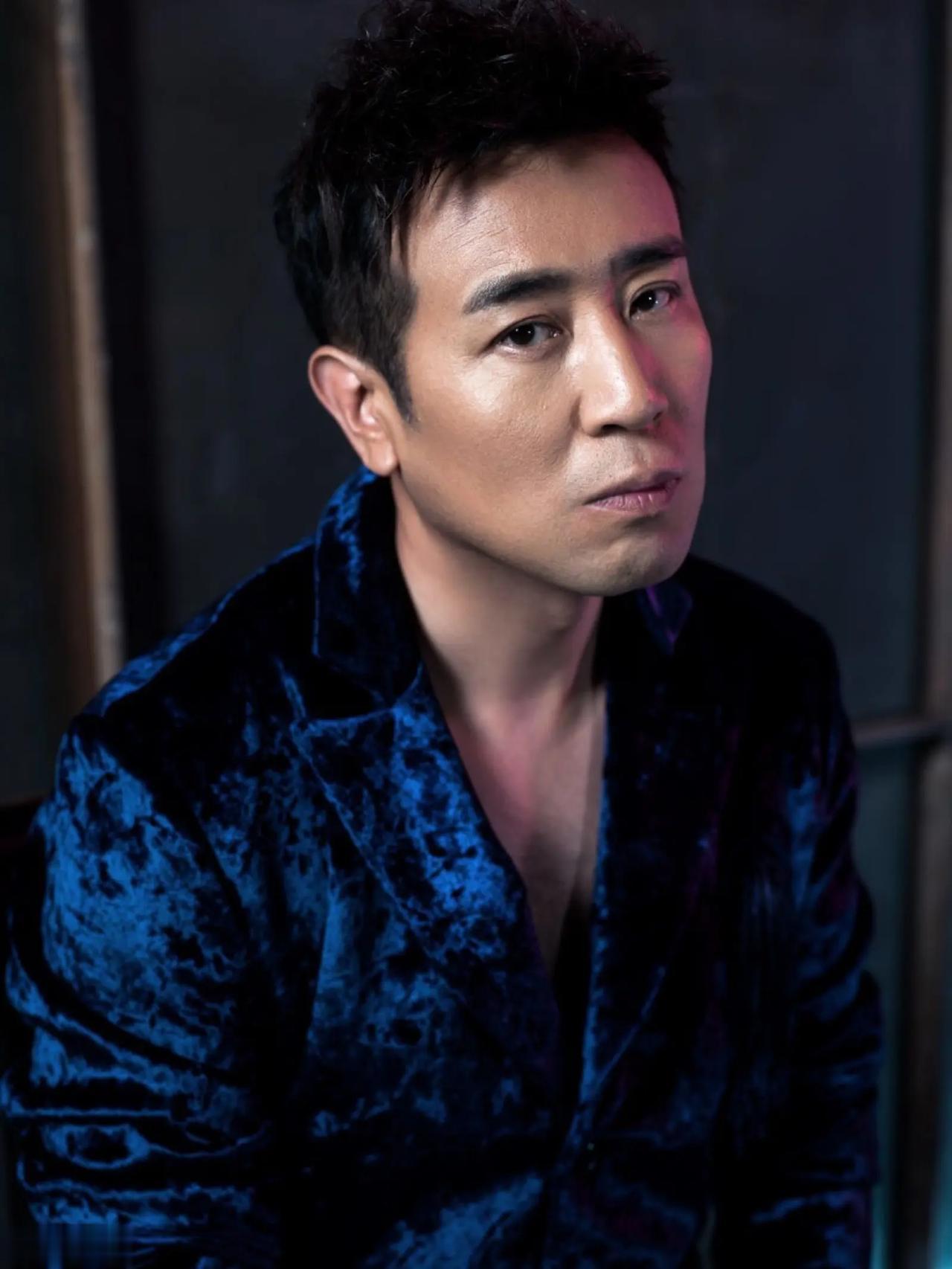 演员，于和伟说，我已经进了抚顺话剧团了，干嘛还要考上戏啊，那是因为受了刺激，拍一
