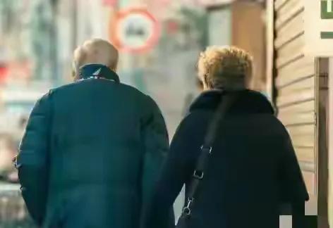 我在韩国看到开出租车的绝大部分都是老人。说句玩笑话：这些老人走路都费劲，只能开车